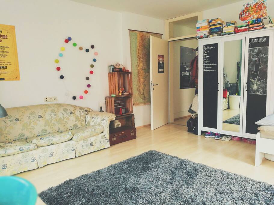 Zimmer N°1 Eingang und Couch