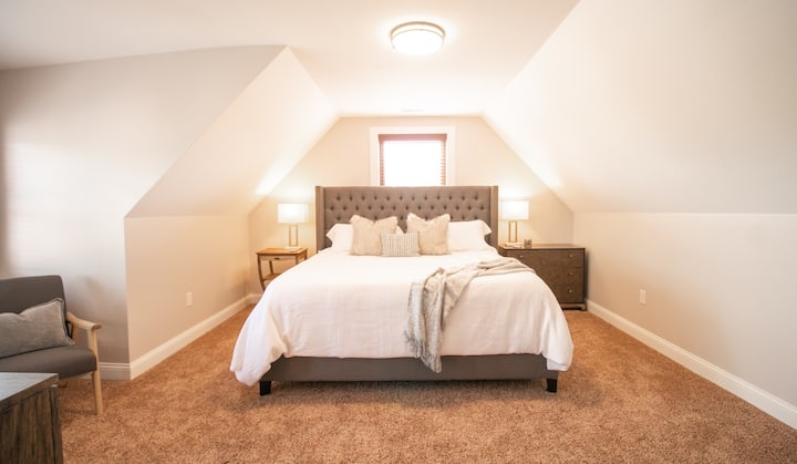 Spálňa č. 2 – priestranná spálňa s manželskou posteľou veľkosti King ~ Strecha