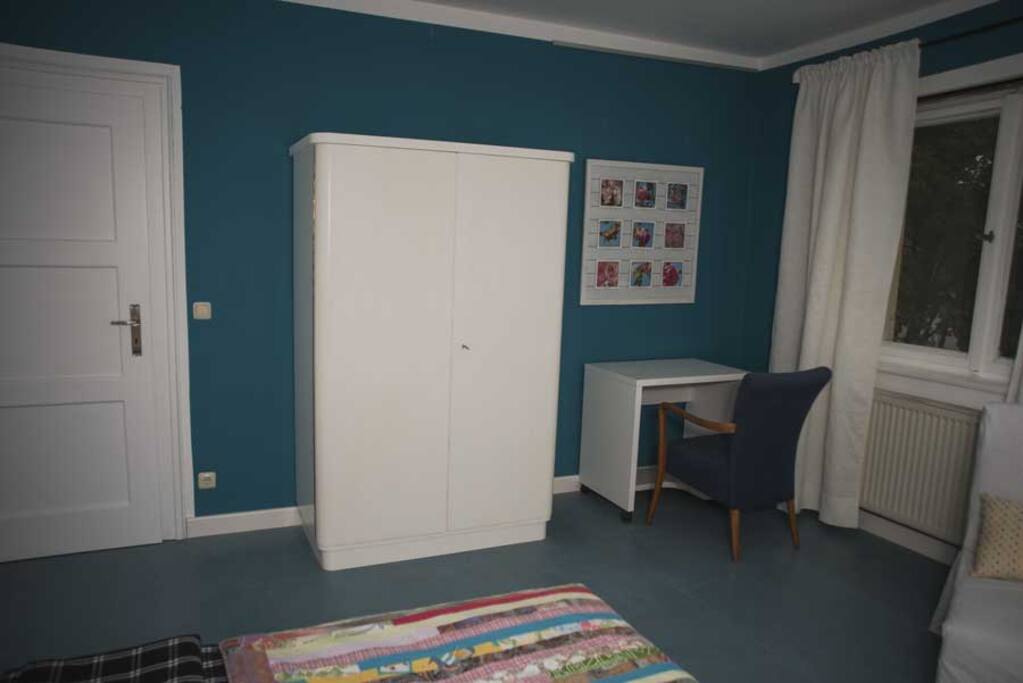 Schreibtisch u. Schrank