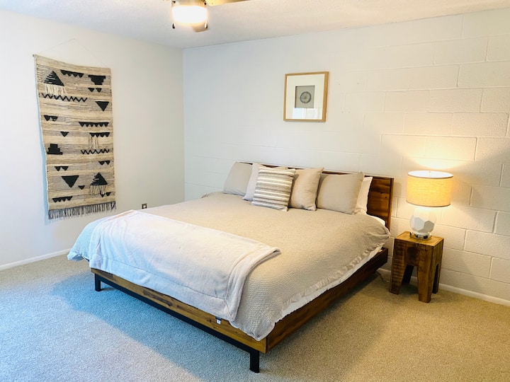 חדר שינה ראשי - מיטת קינג