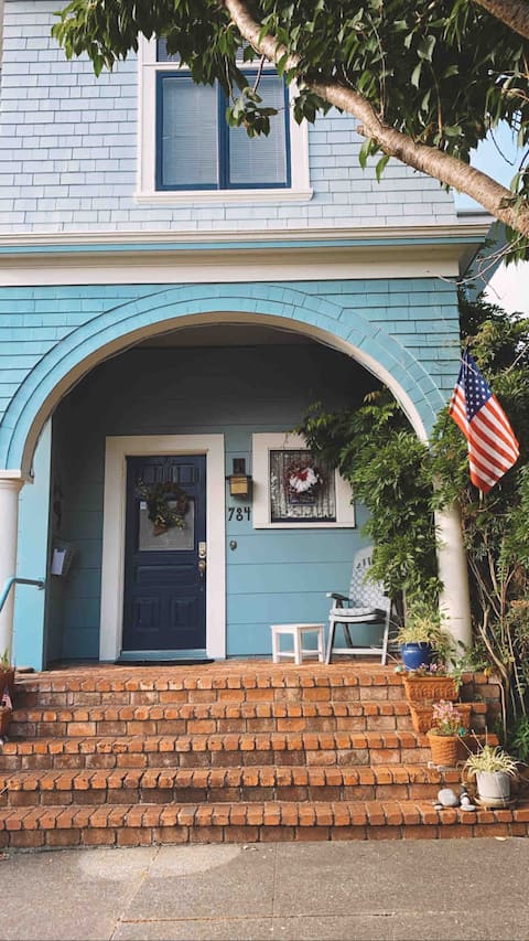 Victorian in heart of Arcata features 8 bedrooms