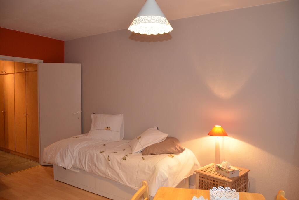 le lit qui se tire pour devenir un lit 2 personnes d'1m60/ deux couettes