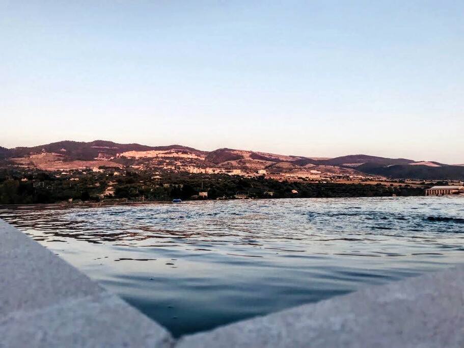 Piscina a sfioro, luci del tramonto.