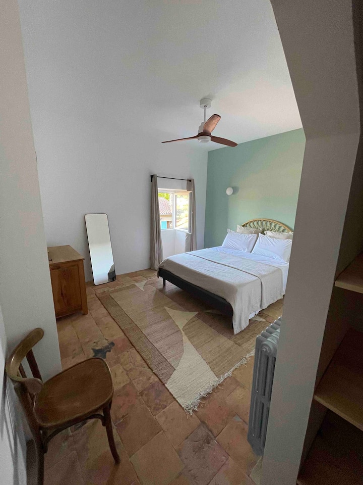 Bedroom on the Dentelles de Montmirail side