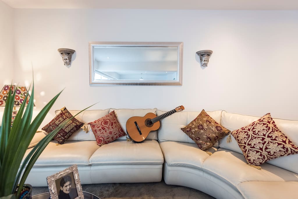 Te gusta la música? En casa de Mily & Mauro siempre hay guitarra y bandurria