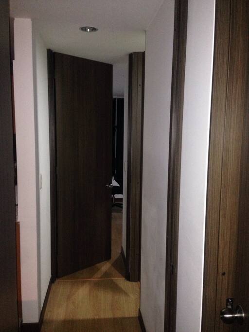 Entrada habitación y baño