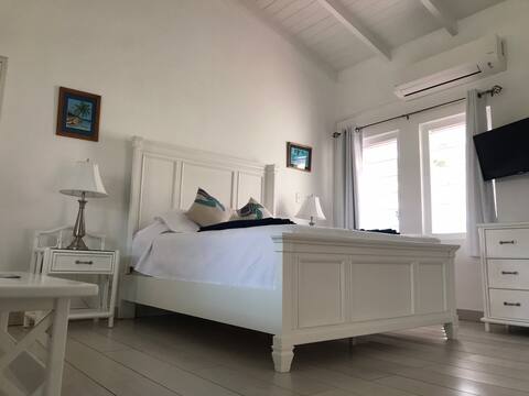 Luxurious! Seaside, Pool, Beach, Resort Amenities!
