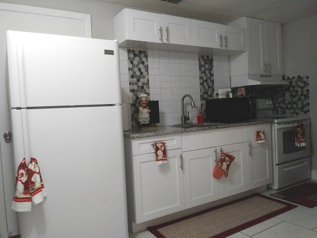 Successful Airbnb property: The 3 guest tiny apartment in North Tampa