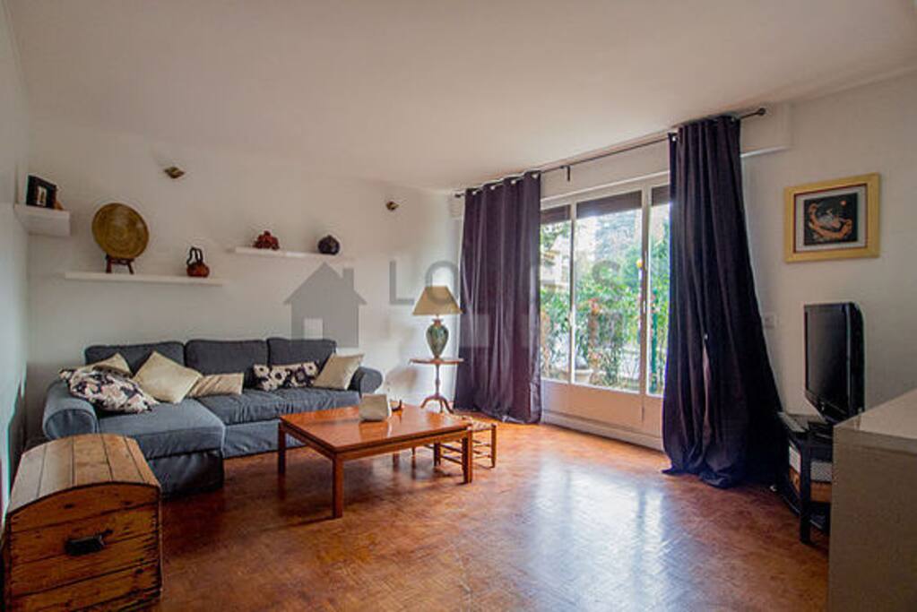 pièce de vie avec canapé 2 couchages