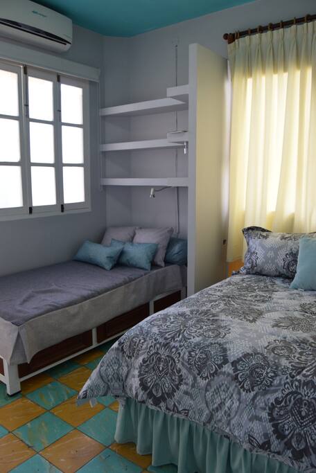 2) Cuenta también con una pequeña cama individual, que permite alojar a un niño o a una tercera persona. / It also has a small single bed, which can accommodate a child or a third person.