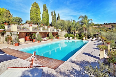 Villa Soberanu with pool, breakfast included