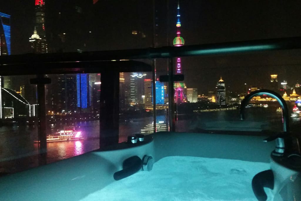 Jacuzzi bathtub River view.
按摩浴缸看江景