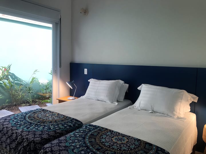 Აპარტამენტი 3 ორი სტანდარტული ზომის ერთადგილიანი საწოლით, რომელიც შეიძლება გაერთიანდეს დიდი ზომის, კალიფორნიის საწოლად (1.80 × 2.00)