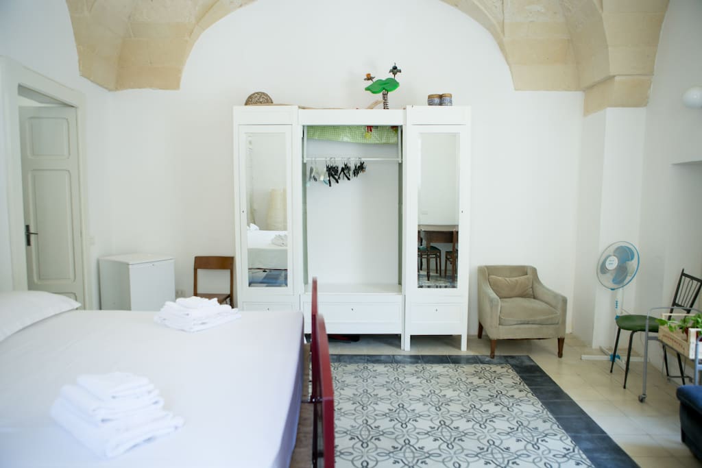 stanza da letto con letto vintage e armadio
