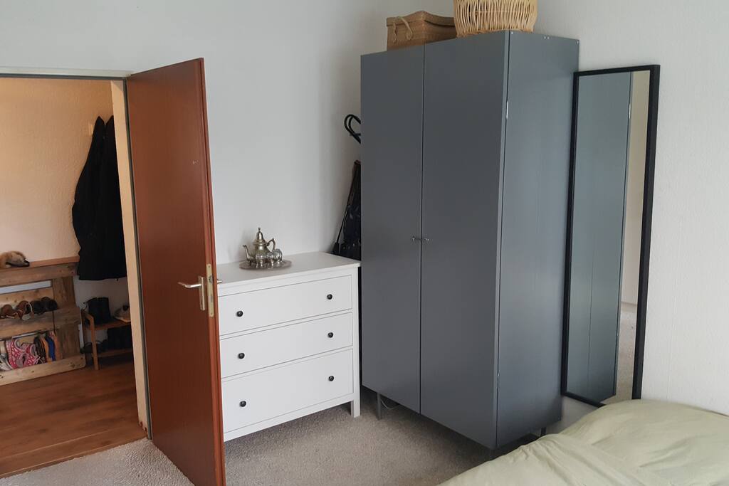 Grauer Kleiderschrank kann mitbenutzt werden.