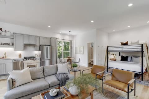 Brand NEW Garage Apartment blocks from Downtown with Parking!