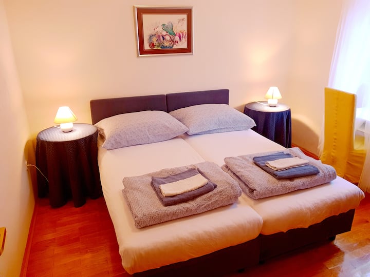 สามารถแยกหรือรวมกันเป็นเตียงเดียวตามความต้องการของผู้เข้าพัก :-)