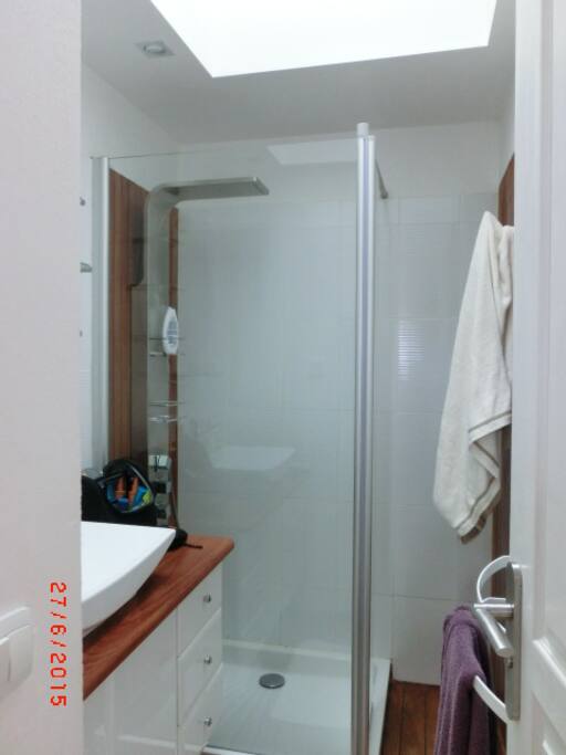 la salle de bain teck et blanc