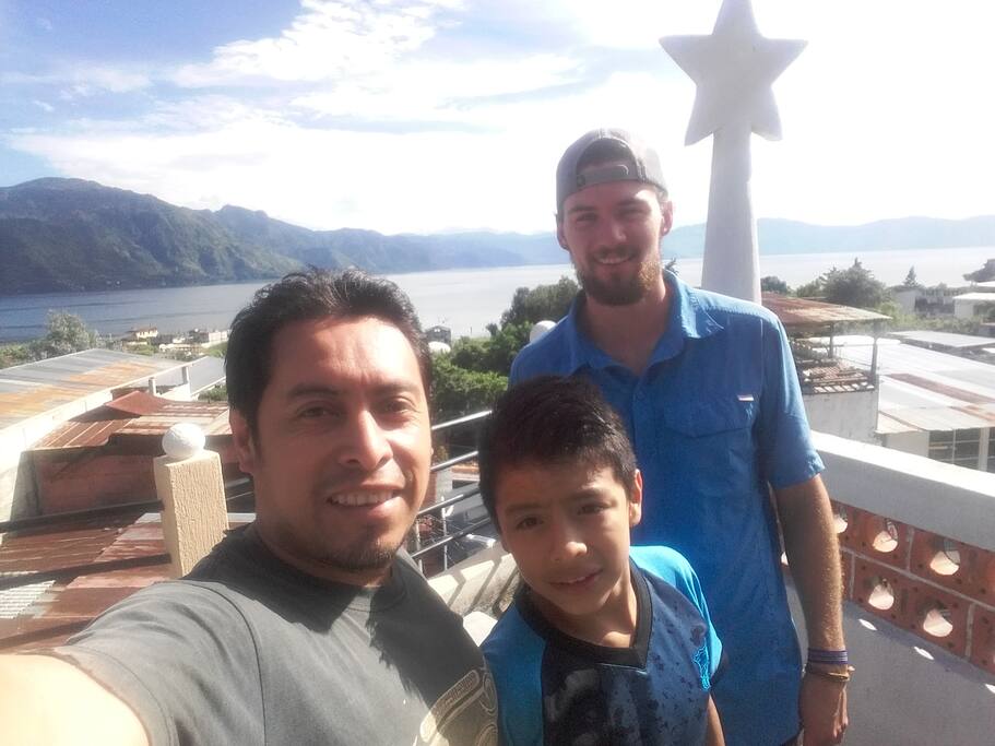 Con mi hijo y un amigo en la terraza