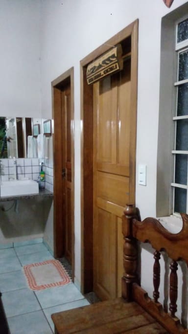 Entrada para quarto e banheiro.