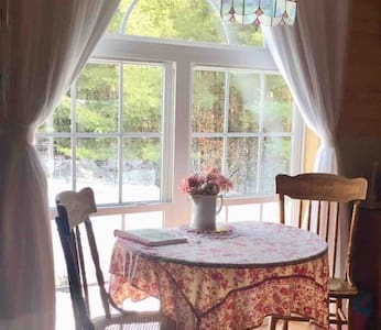 Buttercup Acres Barn-15 Min Drive to Lake George