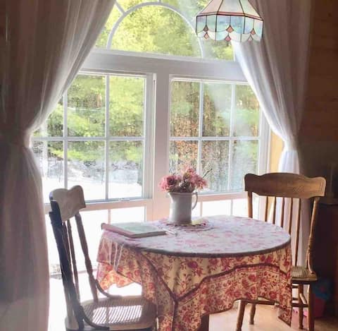 Buttercup Acres Barn-15 Min Drive to Lake George