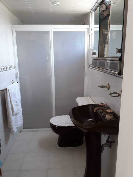Baño, cancel regadera, espejo.