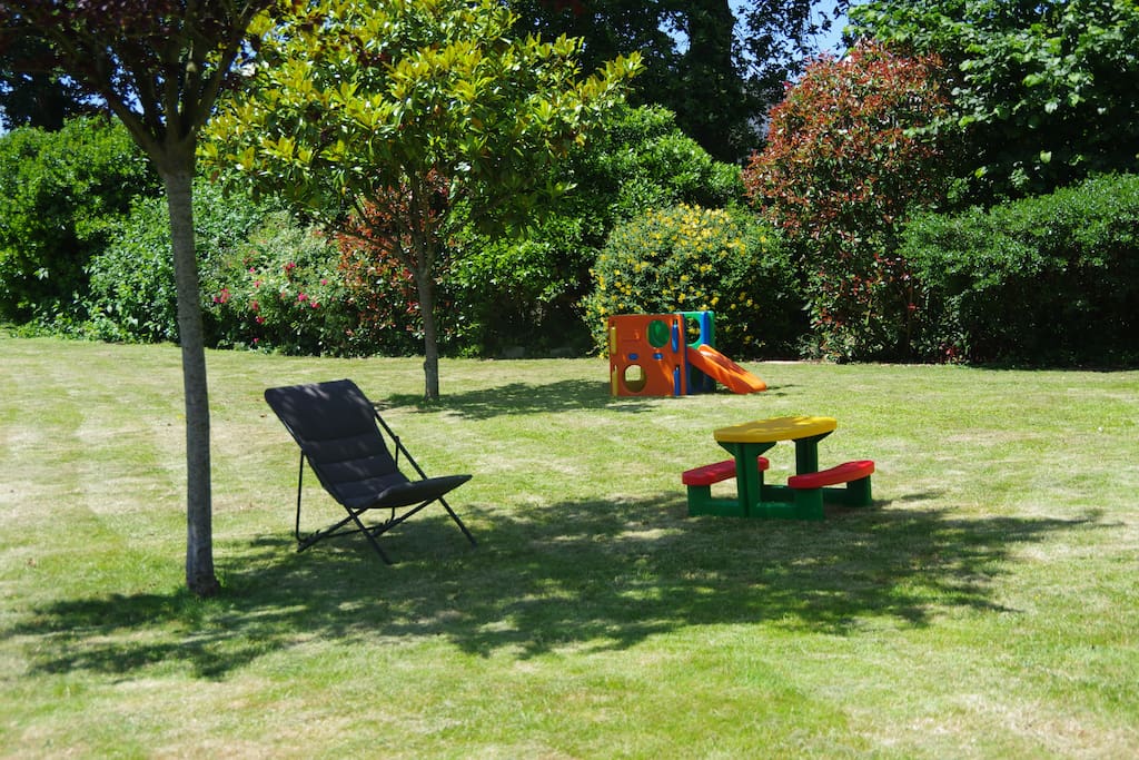 Profitez du jardin pour prendre l'air (et le soleil) : 2 transats à votre disposition