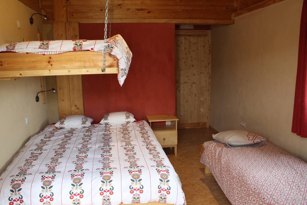 Habitación Sierra Nevada con litera plegable a la pared y cama nido