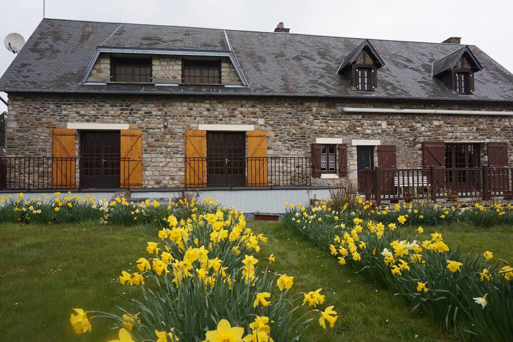Maison vue de face avec ses fleurs du printemps
