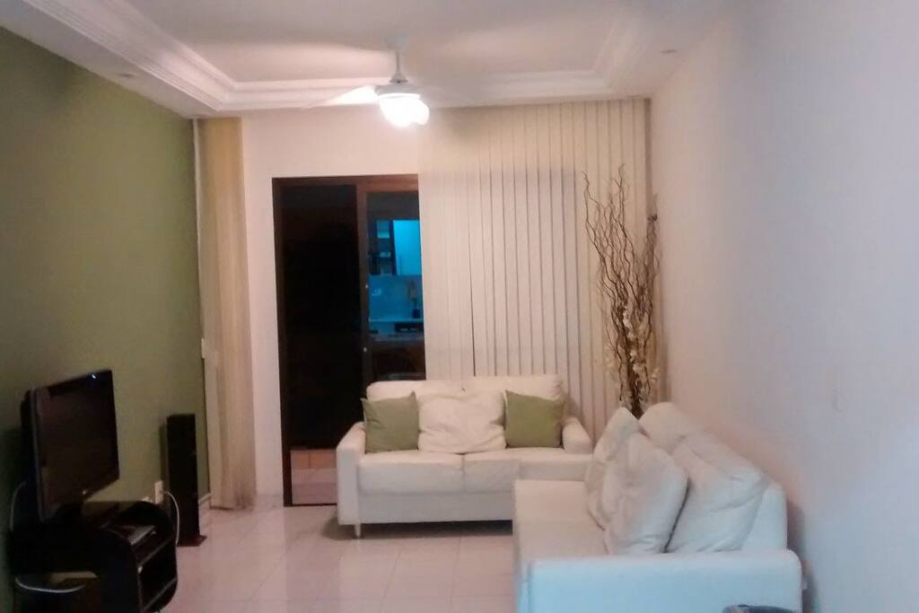 Sala com 2 ventiladores de teto