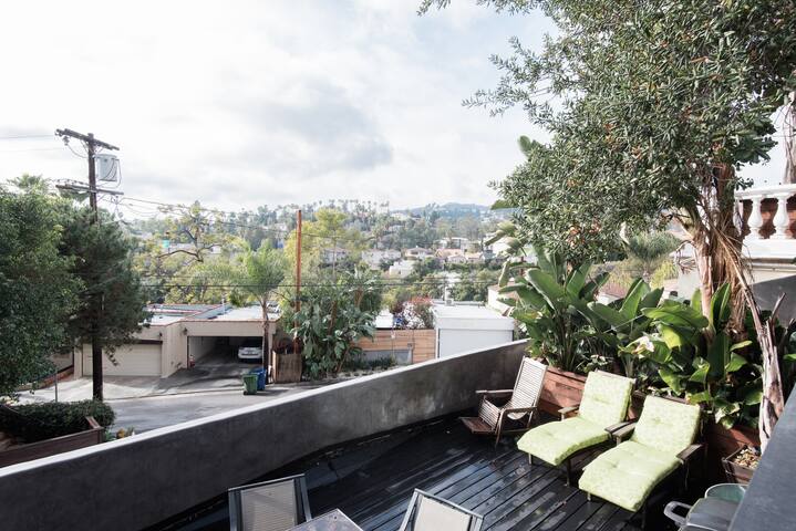 Contemporary Vintage with Great View gallery image 5