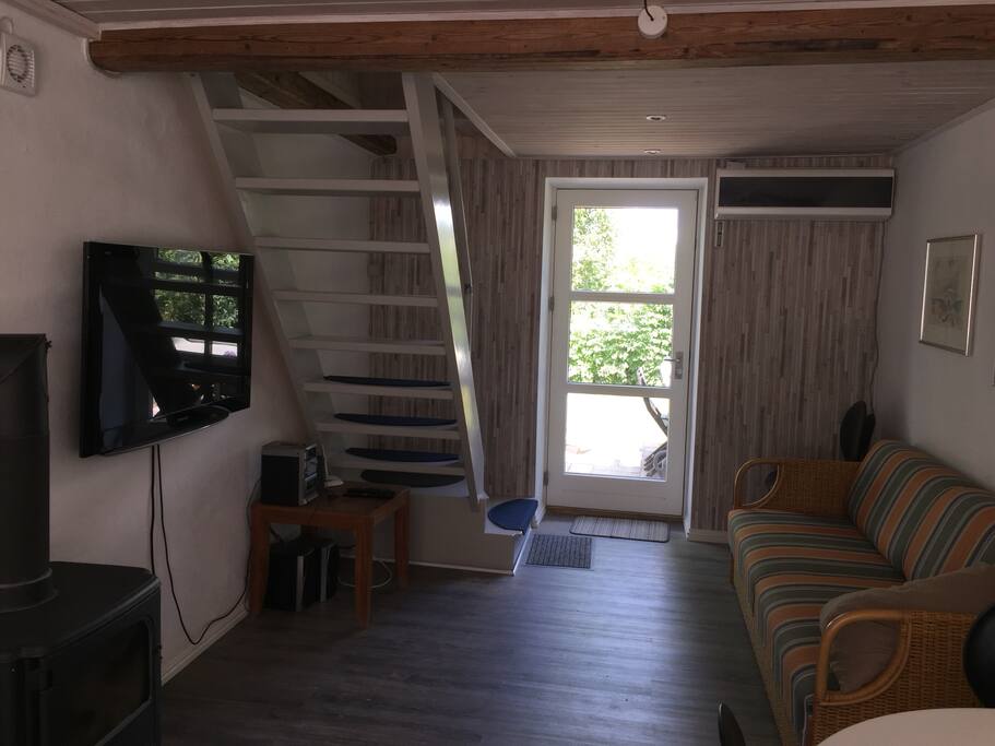 Opgang til 1.sal og udgang til morgen terrasse. Tv og internet