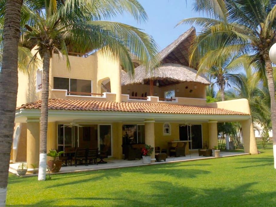 Back view of the house from the pool
Vista de la parte de atrás de la casa desde la alberca