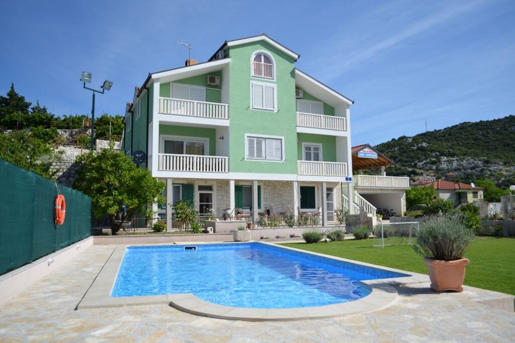 Villa Solo front