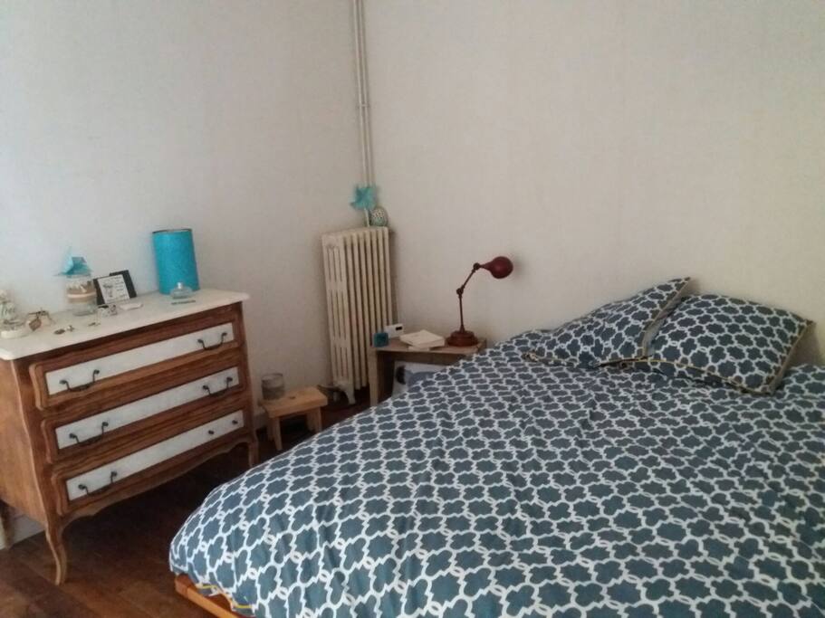 Chambre avec lit double