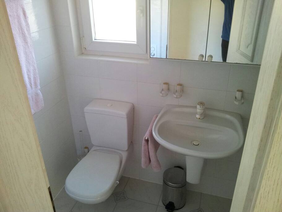 Bad mit Dusche (Gemäss Verfügbarkeit)