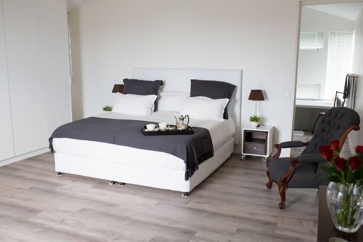 Modern Home, Sea Point, Perfect for holiday season gallery image 5