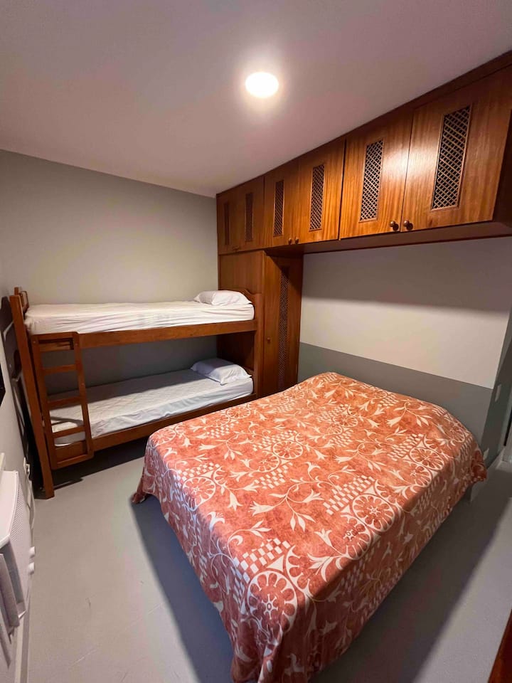 Საძინებელი 2
1 ორადგილიანი საწოლი + 2 ერთადგილიანი 