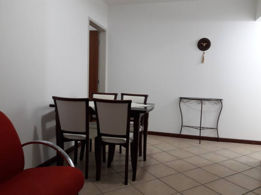 Sala de Estar
(Sofás, Mesa de Jantar com 4 cadeiras, TV 29" com TV a Cabo)
