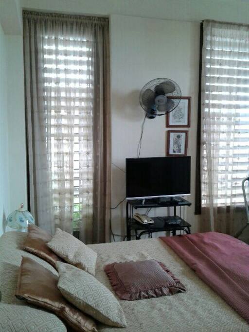 the room is very iluminated .