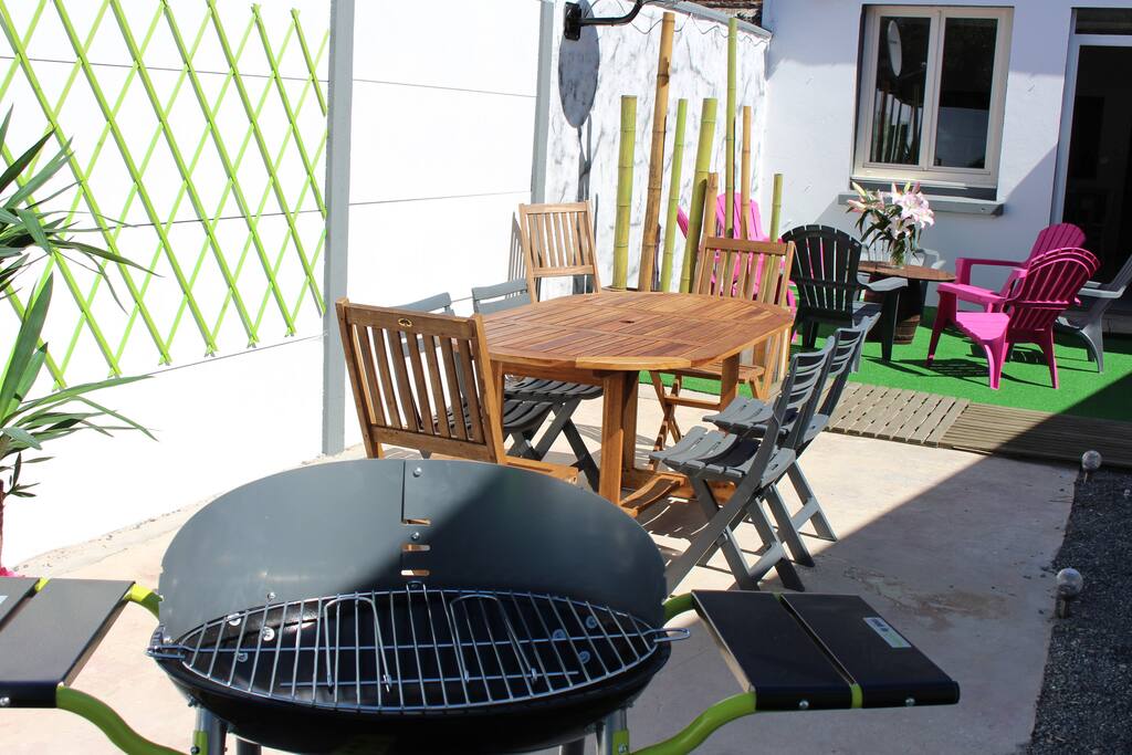 barbecue charbon de bois table à manger avec 7 chaises