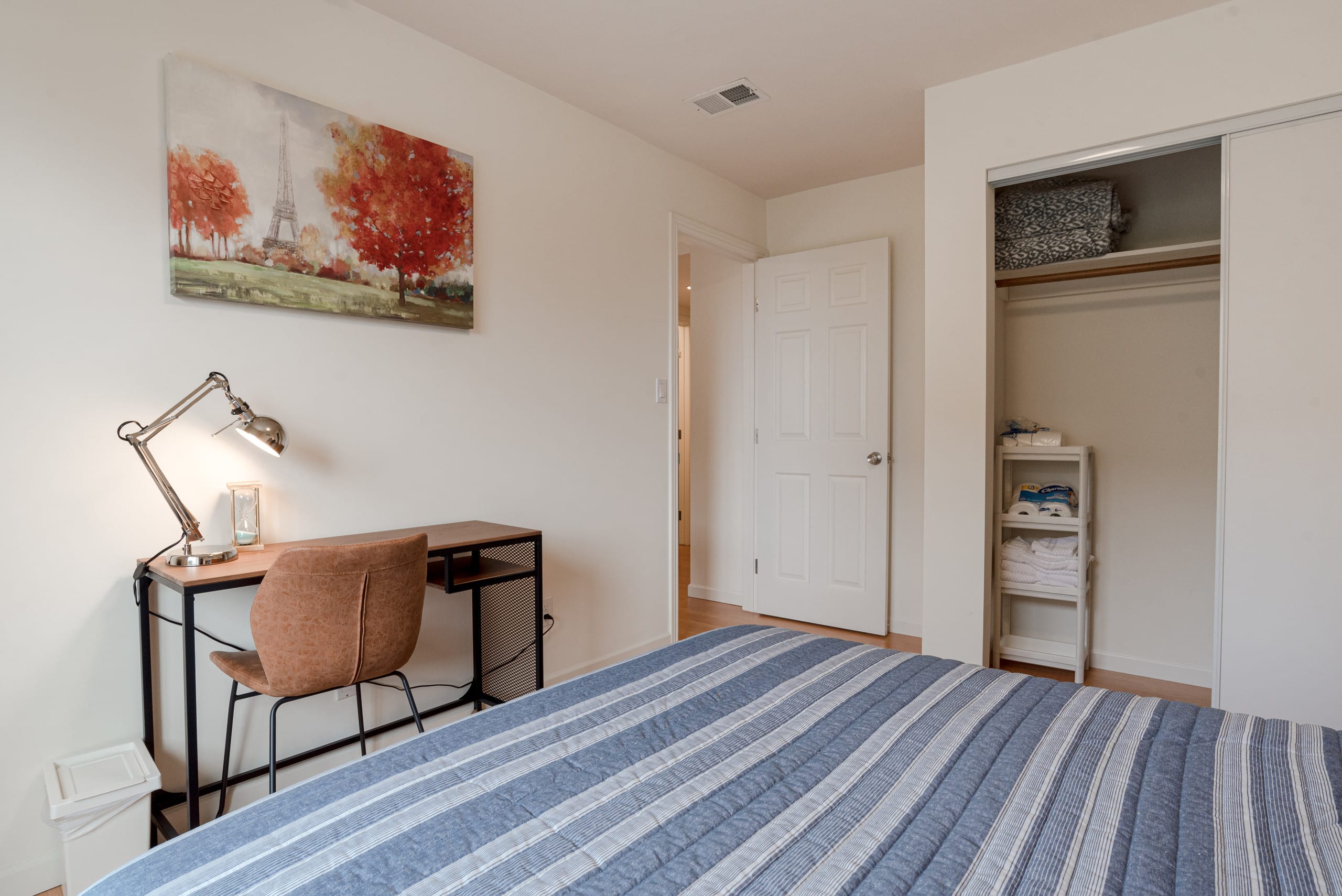 Relaxed 3B/2Ba Home with Private Parking - Image 16