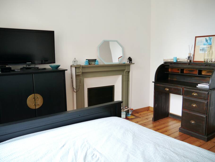 Chambre avec TV & bureau / Bedroom with TV & desk