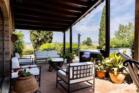 Casa Bianca, a gorgeous Tuscan home in Crete Senesi