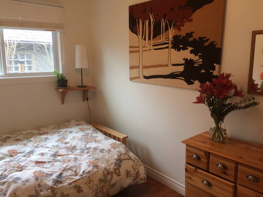Lamp, mirror and set of drawers for your things
