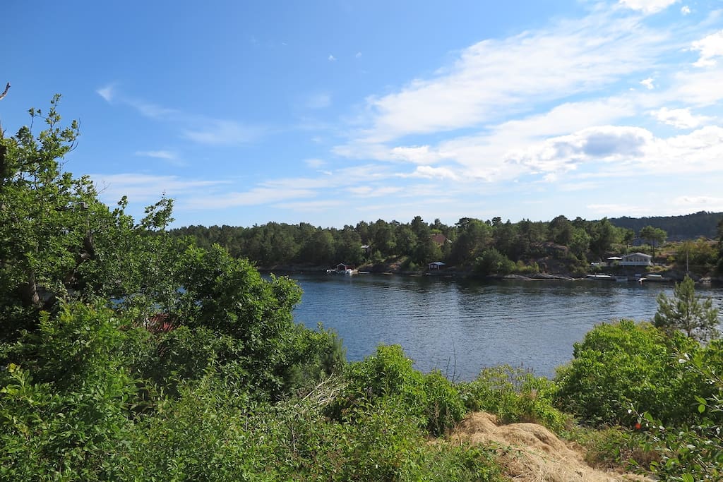 Utsikt mot vannet. Bademuligheter og båtplass på privat brygge.
