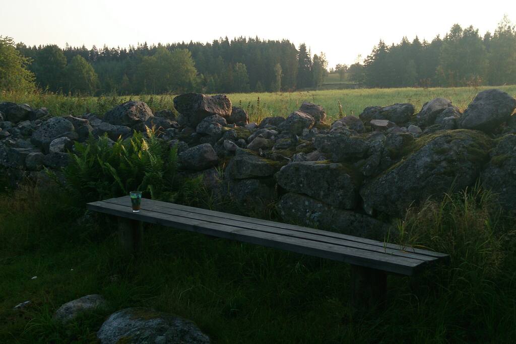 Die Bank vor dem Haus in der Morgensonne