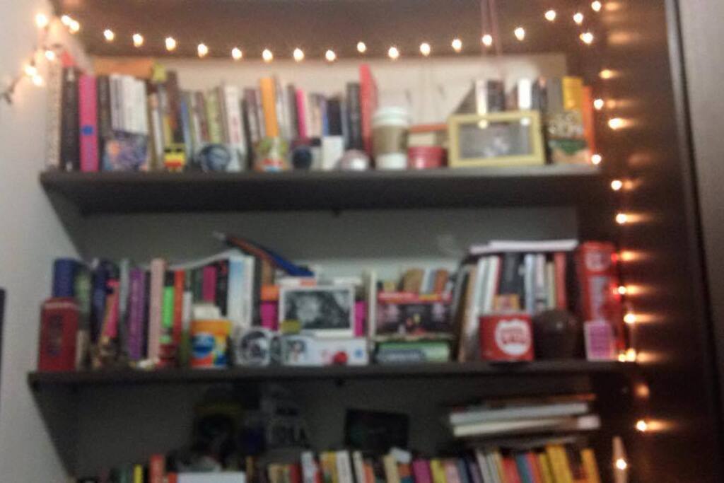 Cantinho com livros ( o meu lugar favorito no mundo <3)