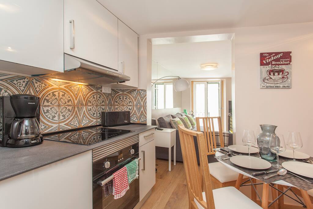 Cuisine equipee avec tout pour bien profiter des marches locaux de Principe Real.